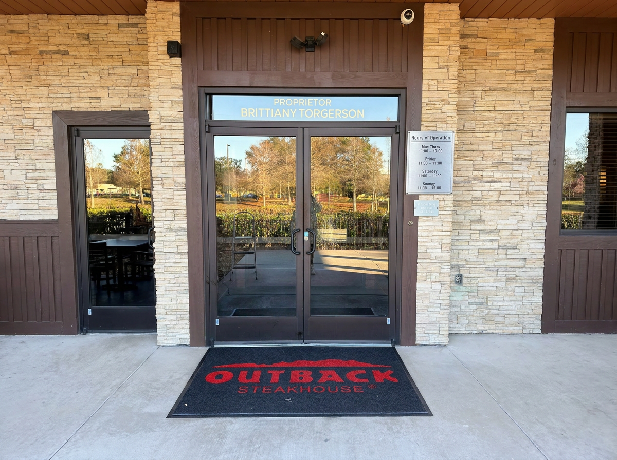 Alfombra comercial personalizada en entrada de restaurante